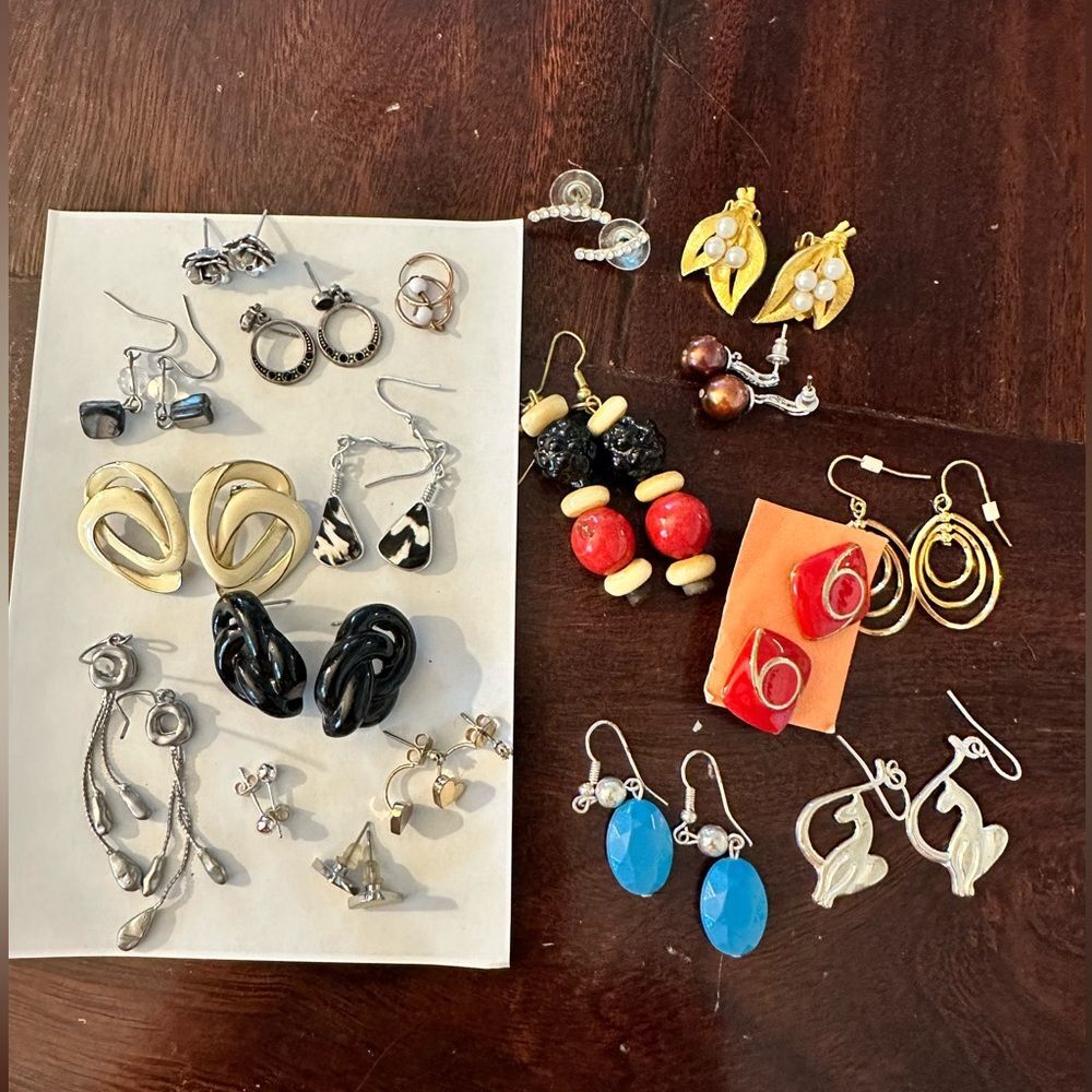 Earring Bundle. Various Styles (19)
